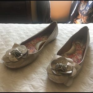 Metallic silver floral flower Born flats